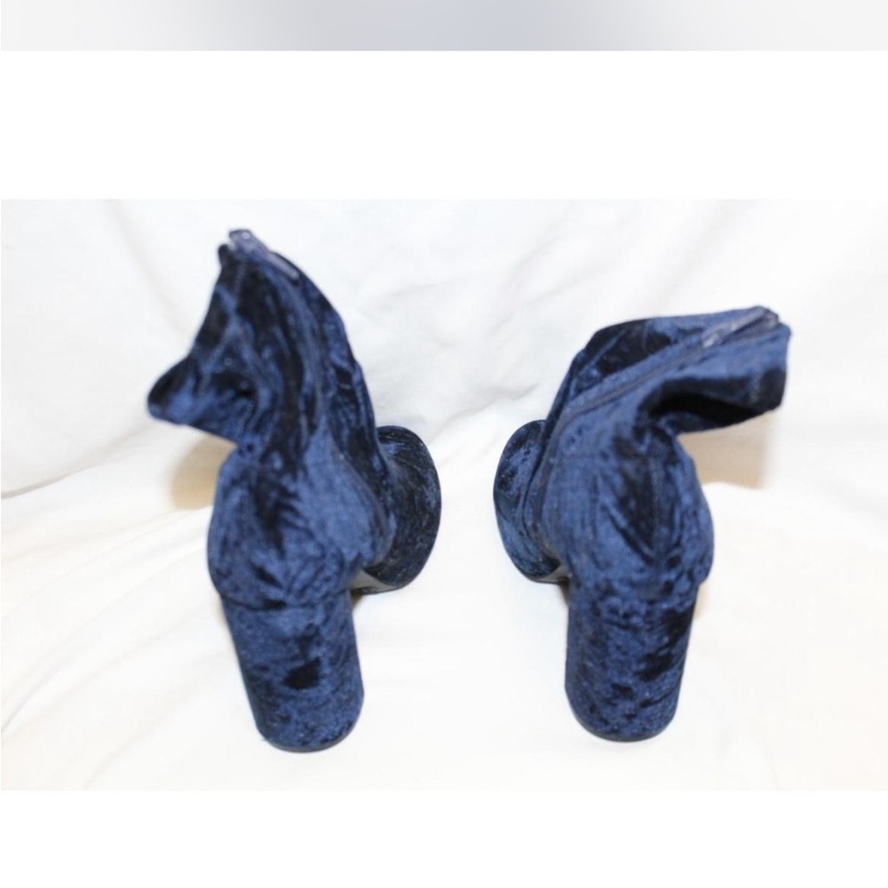 Super cute dark blue velvet booties.